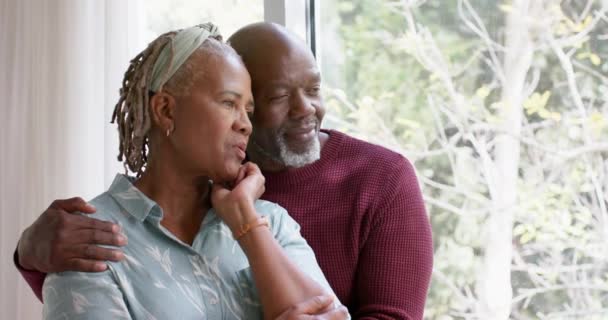 Zamyšlený Afroamerický Starší Pár Objímající Dívající Okna Domů Zpomaleně Důchod — Stock video