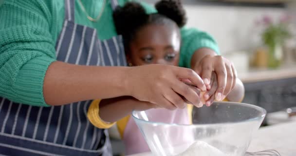 Mijlocul Mamei Fiicei Afro Americane Care Adaugă Castron Bucătărie Mișcare — Videoclip de stoc