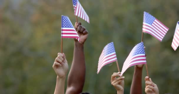 Zbliżenie Rąk Zróżnicowanej Grupy Przyjaciół Trzymających Flagi Usa Ogrodzie Zwolnione — Wideo stockowe