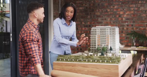 Különböző Férfi Női Építész Beszélget Építészeti Modellről Lassított Felvételről Csapatmunka — Stock videók