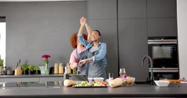 Önlüklü Mutlu Çift Yavaş Çekimde Mutfakta Birlikte Yemek Pişirip Dans — Stok video