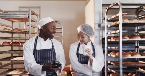 Happy Różnorodnych Piekarzy Pracujących Kuchni Piekarniczej Przy Użyciu Smartfona Zwolnionym — Wideo stockowe