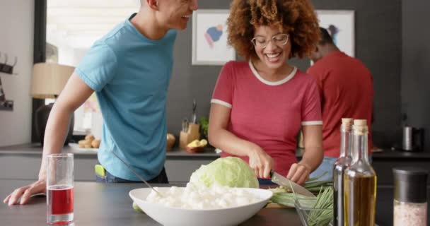 Šťastná Různorodá Skupina Přátel Připravuje Jídlo Kuchyni Zpomaluje Přátelství Vaření — Stock video