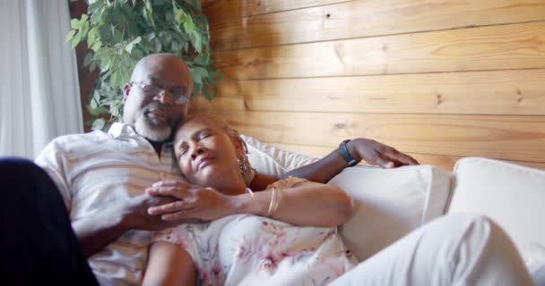 Starší Africký Americký Pár Ležící Doma Gauči Zpomalený Film Seniorský — Stock video