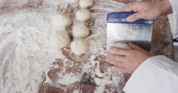 Азіатська Жінка Пекарня Працює Хлібопекарській Кухні Роблячи Рулони Тіста Повільними — стокове відео
