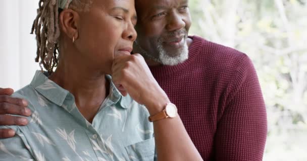Tankeväckande Afrikansk Amerikansk Senior Par Omfamnar Och Tittar Genom Fönstret — Stockvideo
