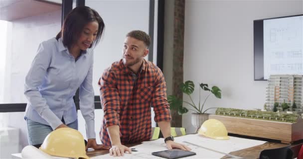 描绘快乐多样的男男女女建筑师 他们站在桌旁 手握蓝图 动作缓慢 团队合作 临时办公和工作 未经改动 — 图库视频影像