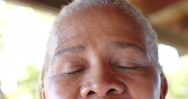 Retrato Ojos Felices Una Mujer Afroamericana Mayor Una Terraza Soleada — Vídeos de Stock