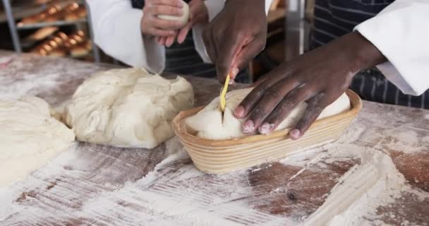Różnorodni Piekarze Pracujący Kuchni Piekarniczej Krojący Ciasto Chleb Zwolnionym Tempie — Wideo stockowe