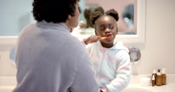 Feliz Madre Afroamericana Hija Cepillándose Los Dientes Baño Cámara Lenta — Vídeo de stock