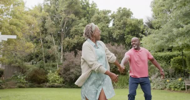 Feliz Casal Afro Americano Sênior Mãos Dadas Andando Jardim Câmera — Vídeo de Stock