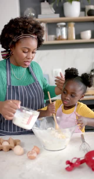 Pionowe Wideo Afrykańskiej Matki Córki Przygotowujących Ciasto Kuchni Zwolnione Tempo — Wideo stockowe