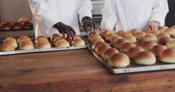 Gelukkig Diverse Bakkers Werken Bakkerij Keuken Het Tellen Van Verse — Stockvideo