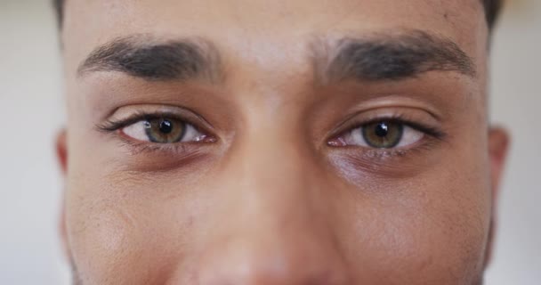 Retrato Cerca Los Ojos Verdes Feliz Hombre Biracial Sonriendo Espacio — Vídeo de stock
