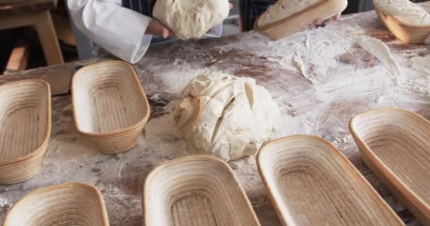 Tukang Roti Yang Bekerja Dapur Toko Roti Memotong Adonan Untuk — Stok Video