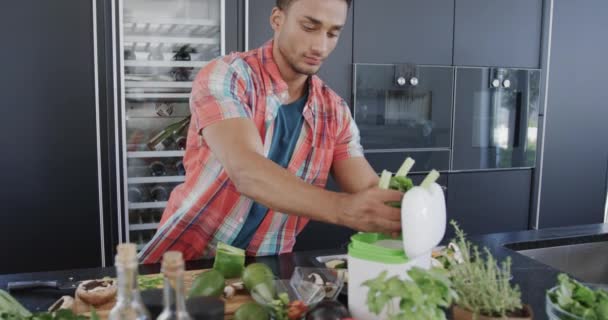 Homme Naissant Préparant Repas Compostant Les Déchets Végétaux Dans Cuisine — Video