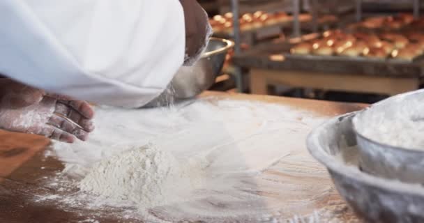 Panadero Masculino Afroamericano Que Trabaja Cocina Panadería Vertiendo Harina Mostrador — Vídeo de stock