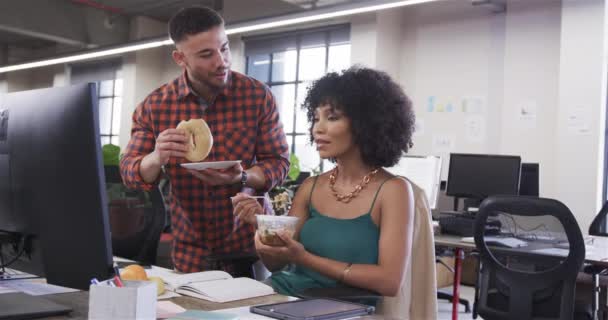 快乐多样的男同事和女同事在办公室里吃饭聊天 动作缓慢 临时工作 办公室 友谊和工作 — 图库视频影像