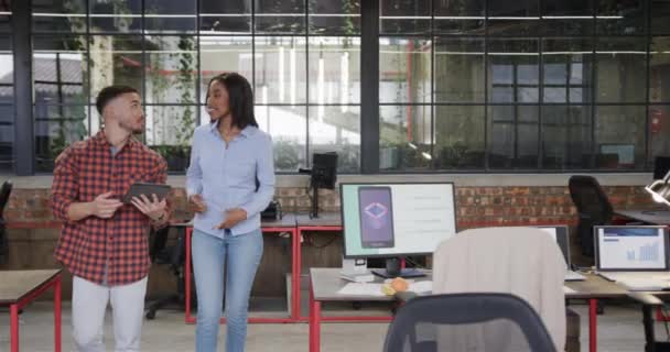 タブレットを使用して オフィスで話す コピースペースを歩く 幸せな多様な男性と女性の同僚 カジュアルなビジネス チームワーク コミュニケーション オフィス — ストック動画