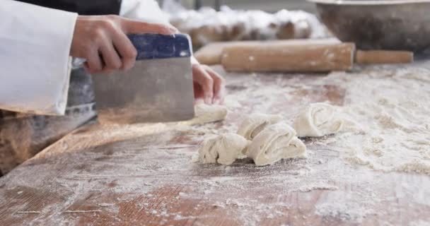 Asijské Pekařka Pracující Pekařské Kuchyni Krájení Těsta Pultu Zpomaleném Filmu — Stock video