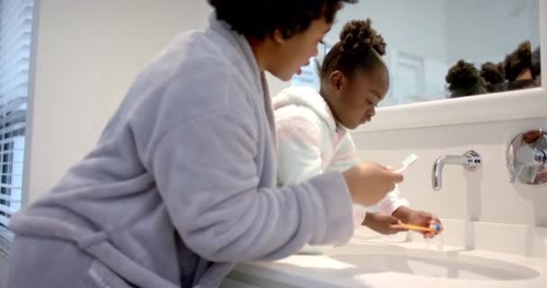 Afrikansk Amerikansk Mor Och Dotter Sköljer Tandborstar Badrummet Slow Motion — Stockvideo