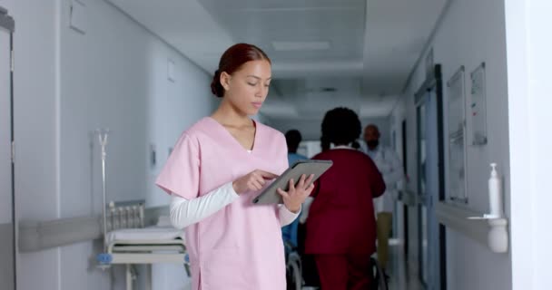 Blanke Vrouwelijke Arts Die Tabletten Gebruikt Het Ziekenhuis Slow Motion — Stockvideo