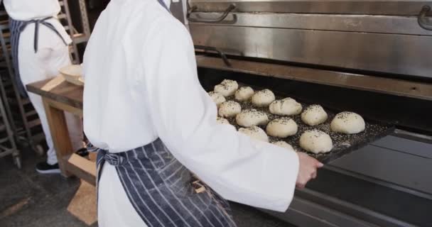 Азіатська Жінка Пекарня Працює Хлібопекарській Кухні Кладе Рулони Лотки Духовку — стокове відео