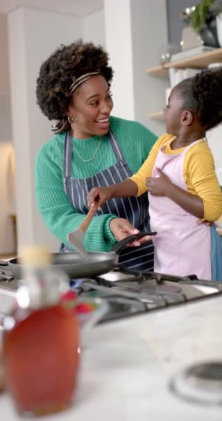 Κατακόρυφο Βίντεο Αφρικανή Μητέρα Και Κόρη Τηγανίζουν Τηγανίτες Στην Κουζίνα — Αρχείο Βίντεο