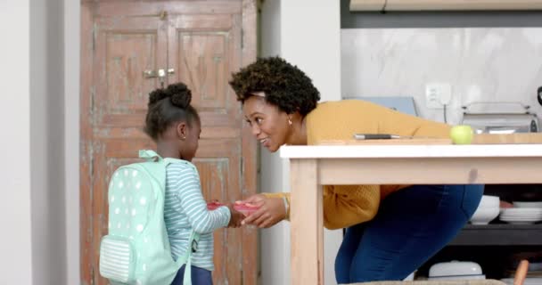 Afrikansk Amerikansk Mor Sender Datter Til Skolen Hjemme Sakte Film – stockvideo