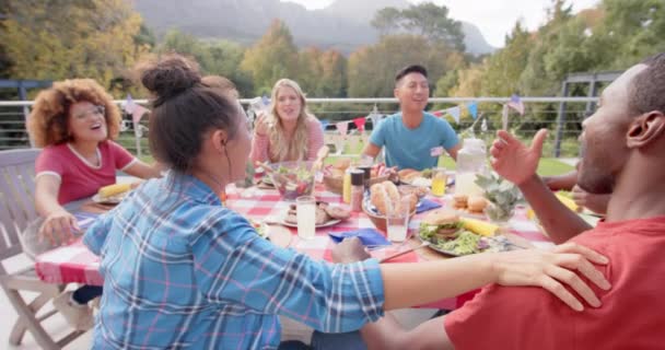 Feliz Grupo Diversificado Amigos Comendo Conversando Mesa Jantar Jardim Câmera — Vídeo de Stock