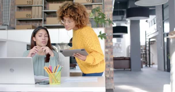 Happy Diverse Vrouwelijke Collega Met Behulp Van Laptop Tablet Praten — Stockvideo