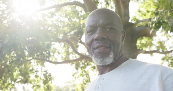 Portret Szczęśliwego Afrykańskiego Seniora Słonecznym Ogrodzie Spowolniony Ruch Emerytura Życie — Wideo stockowe