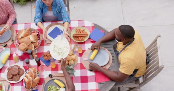 Feliz Grupo Diversificado Amigos Comendo Conversando Mesa Jantar Jardim Câmera — Vídeo de Stock