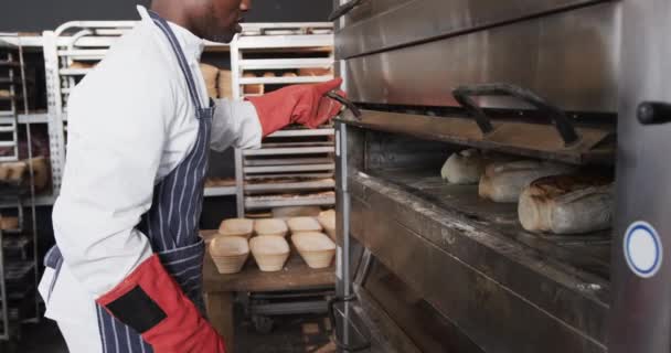 Afrykański Amerykański Piekarz Pracujący Kuchni Piekarniczej Wyjmujący Chleb Piekarnika Zwolniony — Wideo stockowe