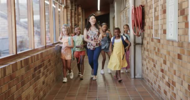Různorodá Učitelka Školačkami Kráčejícími Zpomaleném Filmu Chodbě Základní Školy Vzdělávání — Stock video
