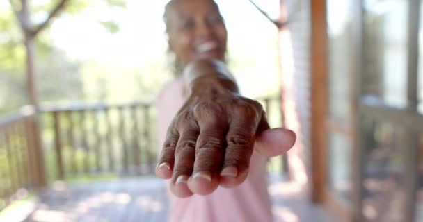 Gelukkige Oudere Afrikaanse Vrouw Die Yoga Beoefent Een Zonnig Terras — Stockvideo