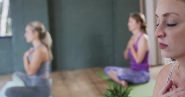 Mujeres Multiraciales Con Manos Pecho Practicando Ejercicio Respiratorio Estudio Yoga — Vídeo de stock