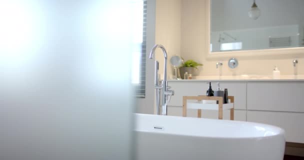 Detail Slunné Bílé Koupelny Volně Stojící Vanou Zpomalený Pohyb Životní — Stock video