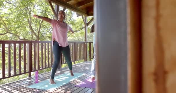 Happy Senior Afrikansk Amerikansk Par Praktiserer Yoga Måtter Solrig Terrasse – Stock-video