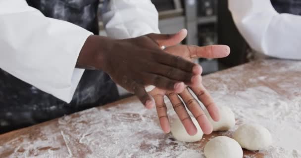 Diverse Bakkers Werken Bakkerij Keuken Maken Broodjes Van Deeg Slow — Stockvideo