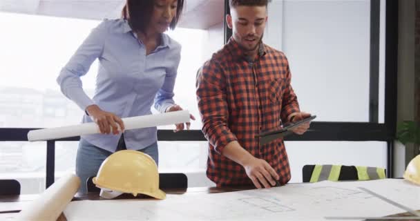 不同的男性和女性建筑师与石碑讨论的蓝图站在办公室 慢动作 团队合作 临时办公和工作 未经改动 — 图库视频影像
