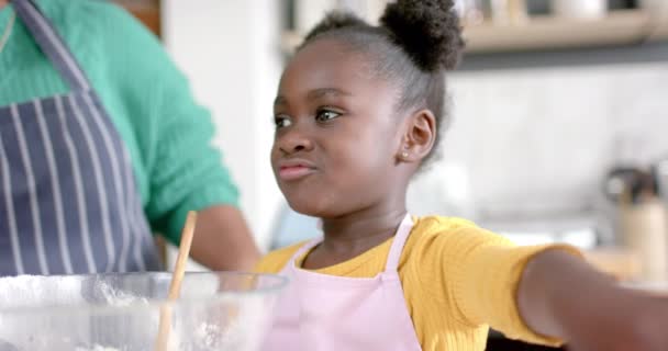 Feliz Filha Afro Americana Comer Mirtilos Com Mãe Cozinha Câmara — Vídeo de Stock
