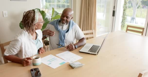 Gelukkig Afrikaans Amerikaans Seniorenpaar Doet Papierwerk Met Laptop Thuis Slow — Stockvideo