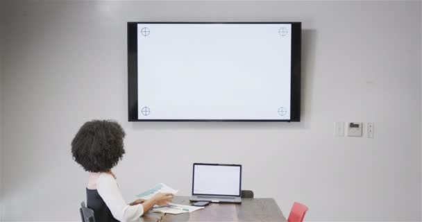 Biracial Mujer Negocios Casual Que Tiene Videollamada Ordenador Portátil Monitor — Vídeos de Stock