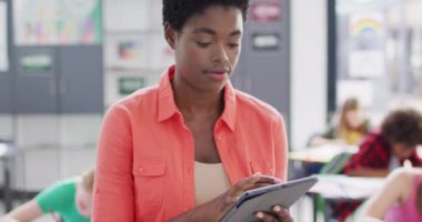 Sınıf sıralarında çeşitli bayan öğretmenlerin ve okul çocuklarının portresi. Eğitim, kapsayıcılık, ilkokul ve öğrenim kavramı.