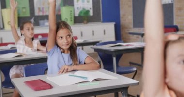 İlkokul sınıfında çeşitli liseli kızlar el ele tutuşurken, ağır çekimde. Okul, öğrenim, çocukluk ve eğitim, değiştirilmemiş.