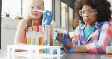 Okulun laboratuarında çeşitli mutlu öğrencilerin fen dersi var. Eğitim, kapsayıcılık, ilkokul ve öğrenim kavramı.