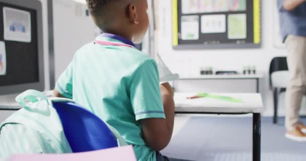 Porträtt Lycklig Afrikansk Amerikansk Skolpojke Vid Skrivbordet Klassrummet Utbildning Inkludering — Stockvideo