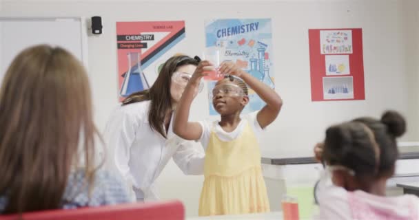 Διαφορετική Δασκάλα Και Κορίτσια Που Κάνουν Πειράματα Στη Χημεία Του — Αρχείο Βίντεο