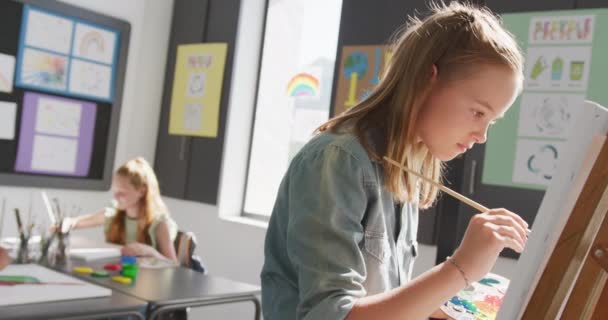 Resim Sınıfında Resim Yapan Beyaz Kız Öğrencinin Fotokopi Çekerken Videosu — Stok video